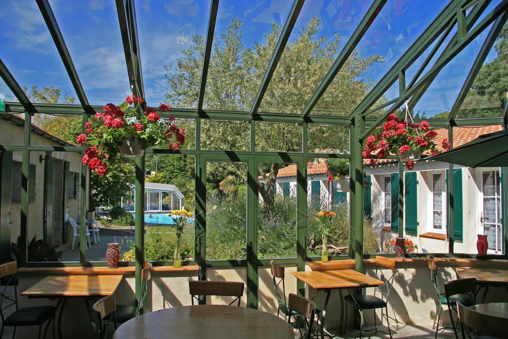 Domaine Le Martinet, The Originals Relais Hotell Bouin  Exteriör bild